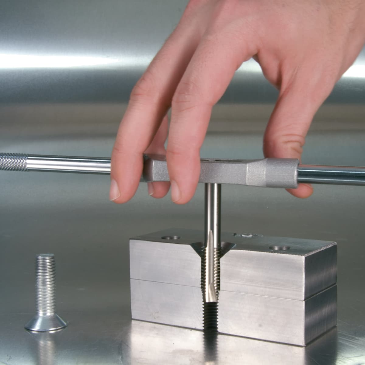 Метчик ручной RUKO HSS-G DIN352 6h левосторонняя метрическая резьба М5х0,8 мм №3 230050LI-3